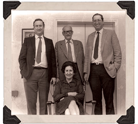 משפחת פרופר - אויגן, עליזה, דן וגד בדירה ברחוב רוטשילד 139 בתל אביב.webp